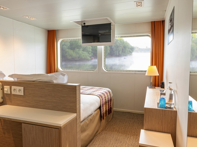 Main Deck 2 Adjustable Twin Beds CAT. C